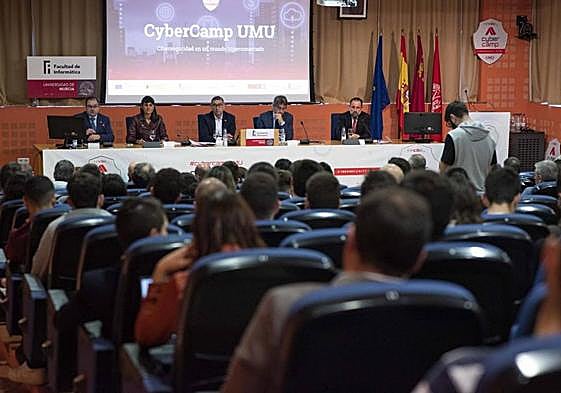 El director general del Instituto Nacional de Ciberseguridad, Incibe, Felix Barrio, y el rector de la Universidad de Murcia, José Luján Alcaraz, han firmado un convenio de colaboración.