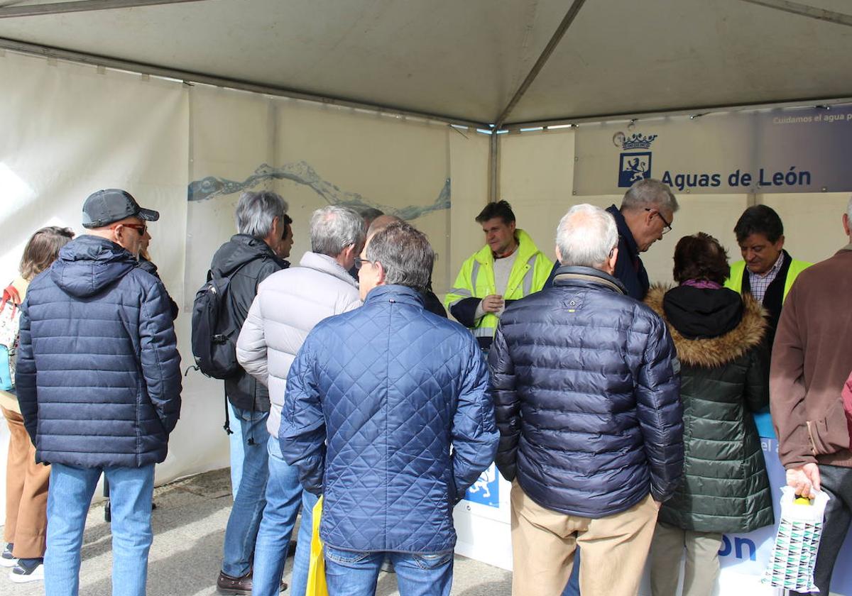 Los asistentes pudieron conocer las características del agua leonesa.