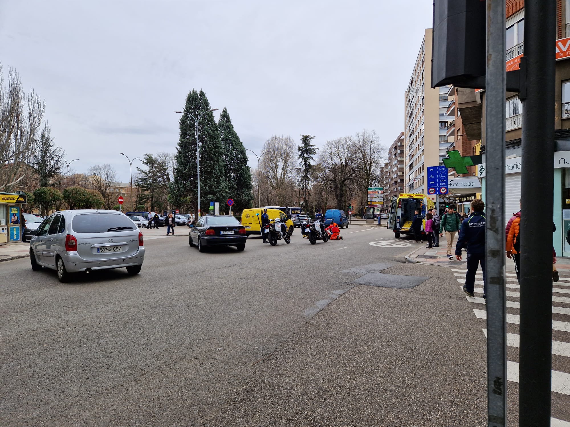 Pierde el control de su moto y cae