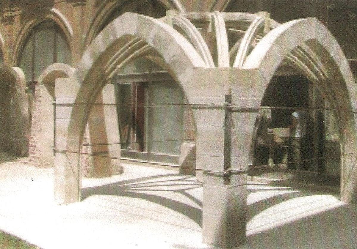 La bóveda de crucería está realizada por el Centro de los Oficios.