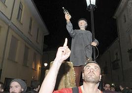 Genarín, durante su tradicional procesión, es venerado por miles de files. Más de 25.000 personas se han dado cita en algunas de las 'procesiones' de este fenómeno pagano.