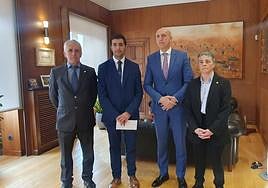 Diferentes cofradías han pasado este miércoles por el despacho del alcalde.