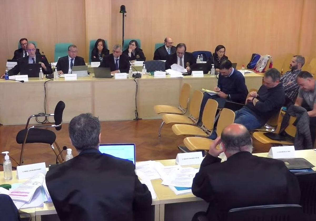 Abogados y acusados en la sala durante la vídeo-llamada de los peritos del Laboratorio Madariaga.