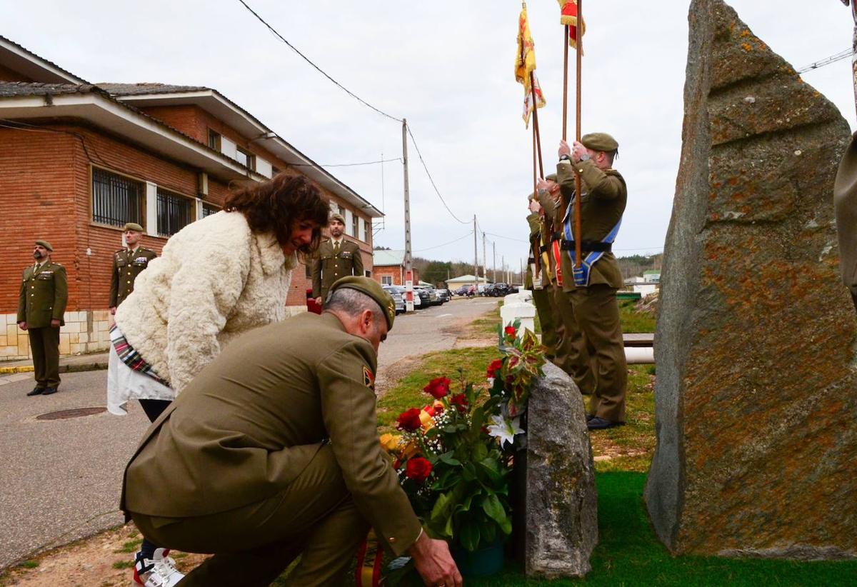 El regimiento de artillería Lanzacohetes rinde homenaje al sargento Veigas.