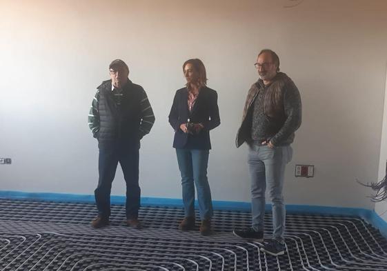 Los concejales visitan las obras del nuevo espacio.