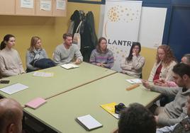 Proyecto Alantre durante la reunión previa a la formación de su concejo local en la capital.