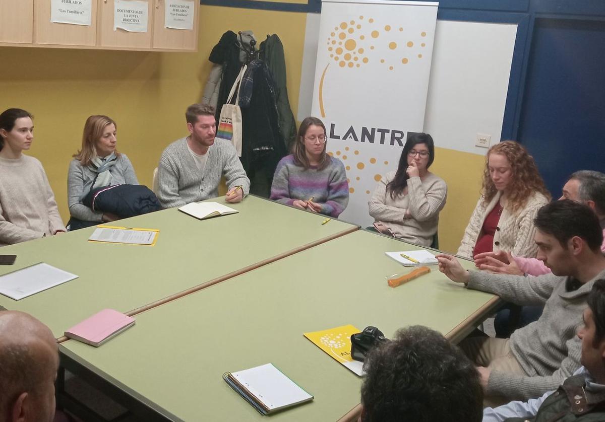 Proyecto Alantre durante la reunión previa a la formación de su concejo local en la capital.