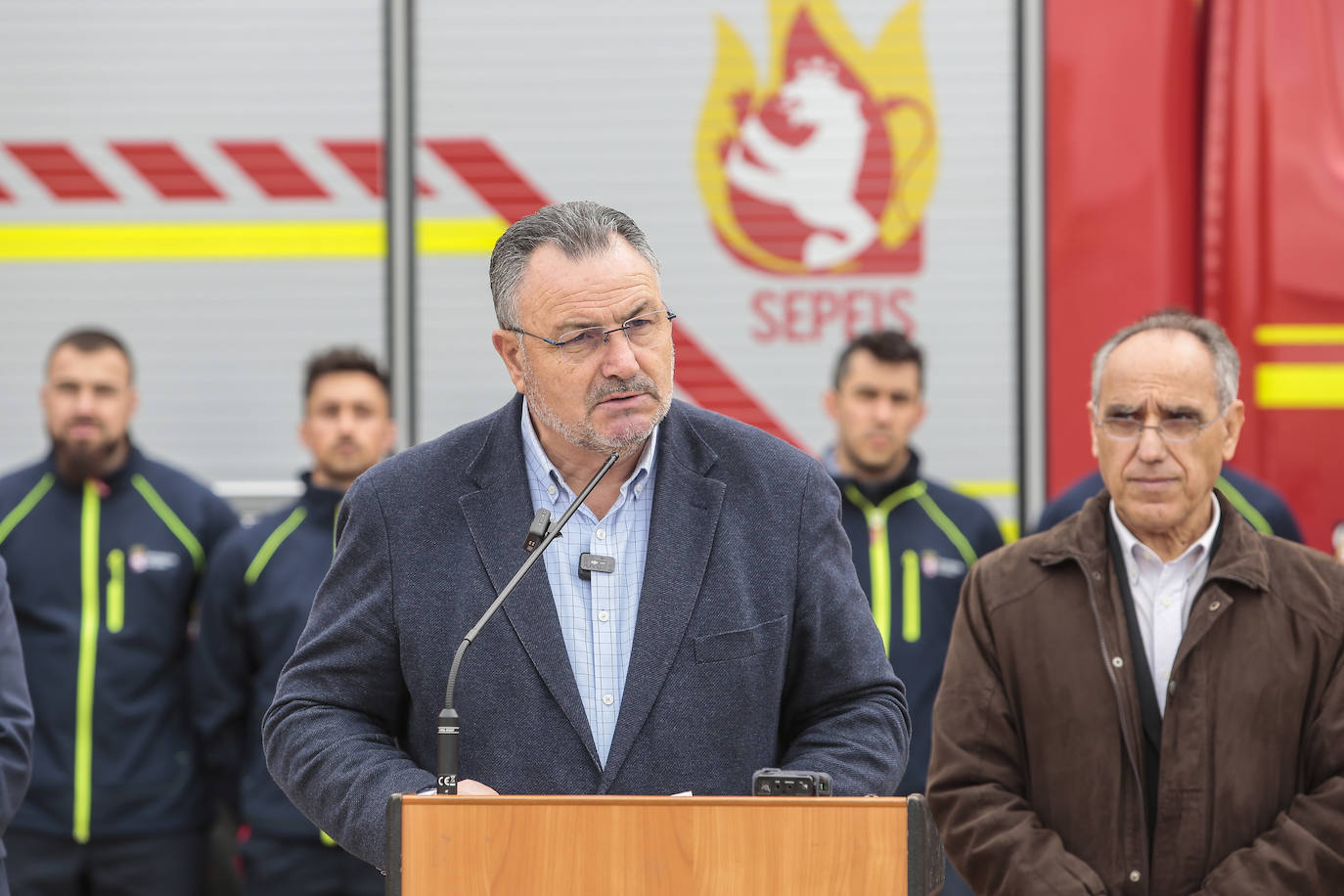 El presidente de la Diputación de León visita el parque de bomberos de Astorga