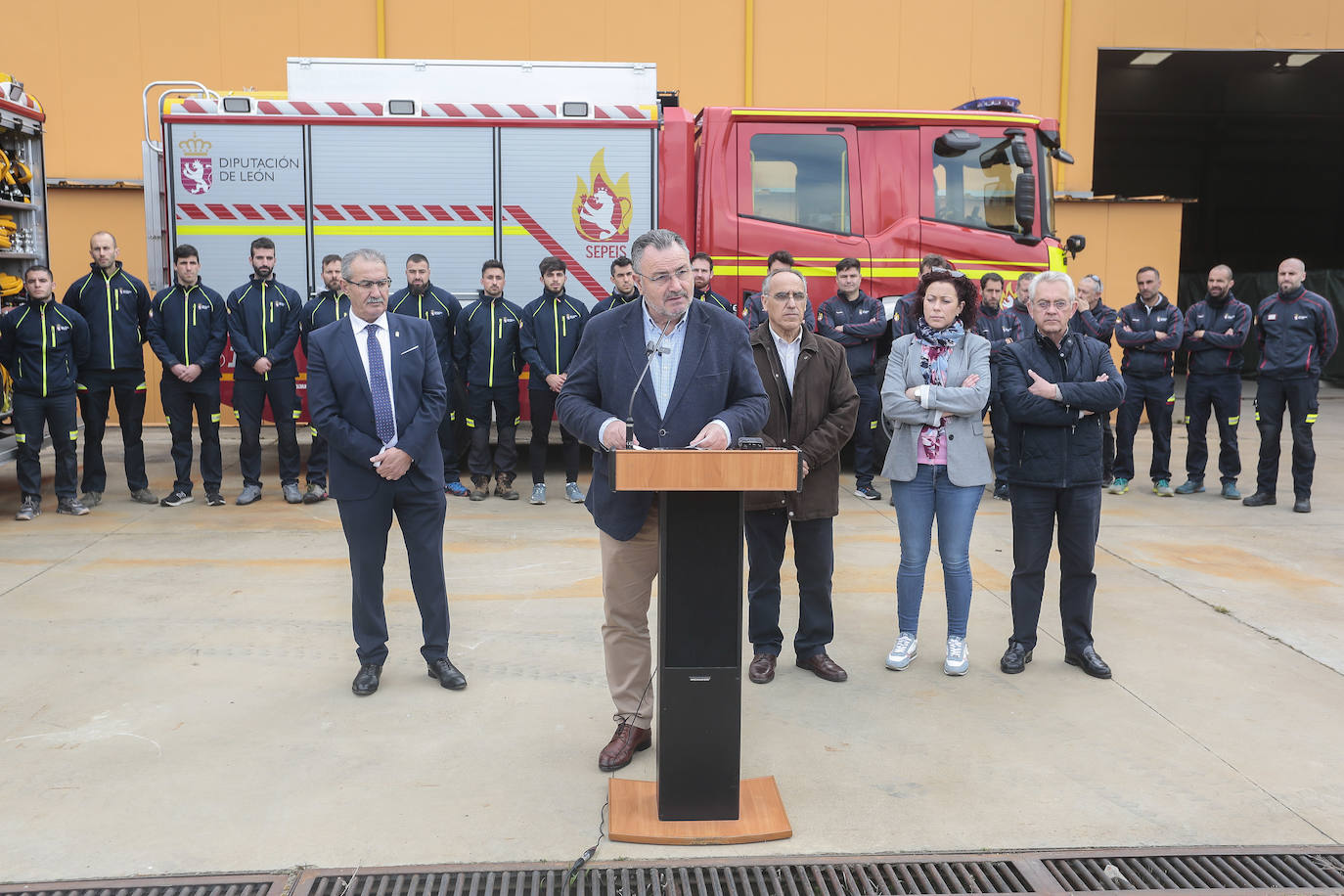 El presidente de la Diputación de León visita el parque de bomberos de Astorga
