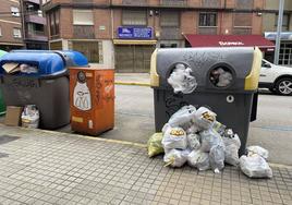 La basura se sigue acumulando en las aceras y carreteras de Ponferrada.