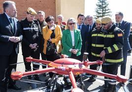 Amparo Valcarce, este viernes, ha presentado este viernes la nueva unidad de drones de la UME la base militar.