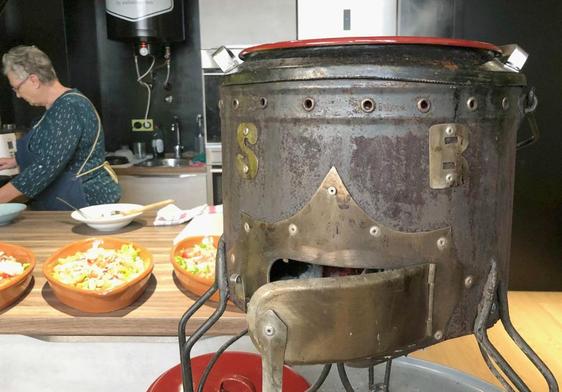 Imagen de una olla ferroviaria lista para cocinar bajo el modo tradicional. Su estructura permitía caldear la comida y guisar en cualquier punto.