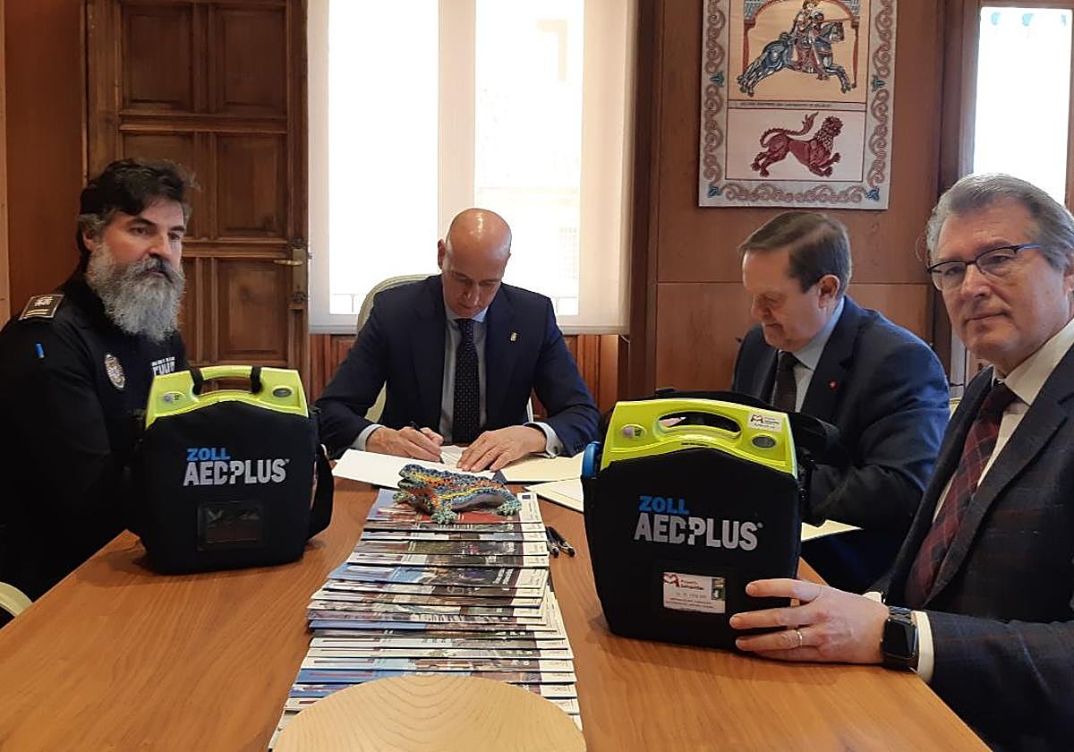Firma del convenio por el que se donan los desfibriladores.
