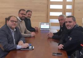 Encuentro entre representantes del Ayuntamiento de La Bañeza y organizadores e La Vuelta.