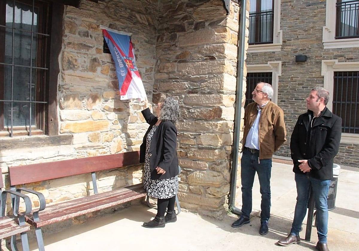 Descubrimiento de la placa en memoria de Luis Álvarez, quien fuera pedáneo de San Cristóbal de la Valdueza.