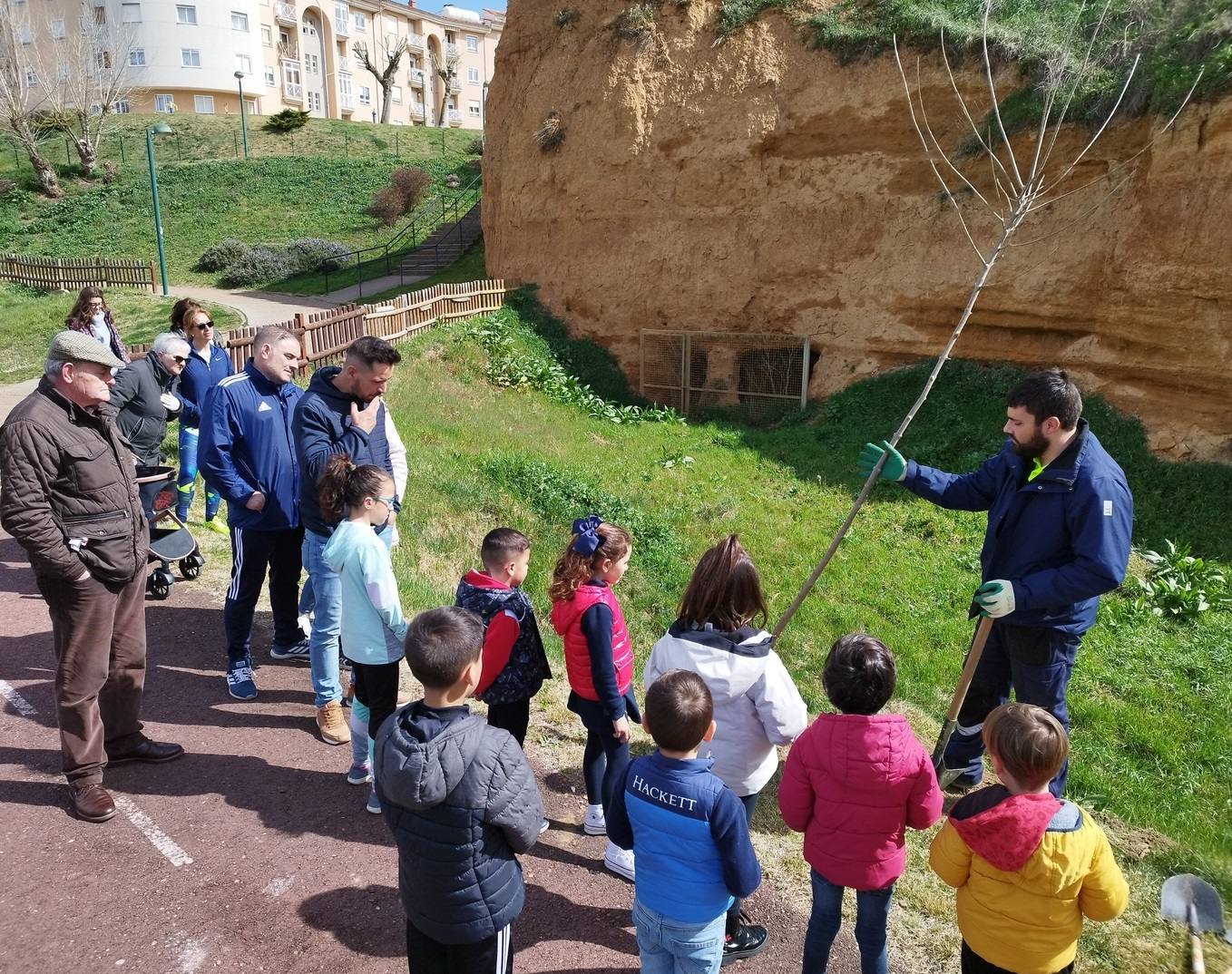 Nuevos árboles en el paseo del río de Valencia de Don Juan