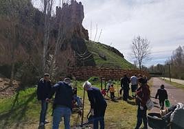 Participantes de la plantación de nuevos árboles en Valencia de Don Juan