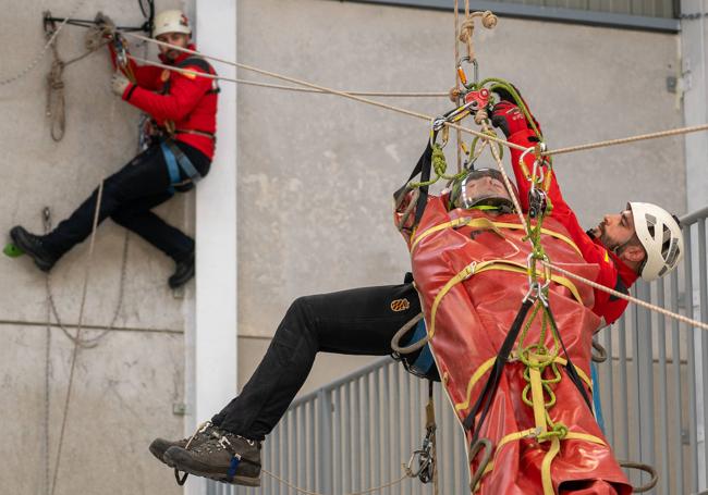 El equipo de espeleología realiza un simulacro de rescate en la base.