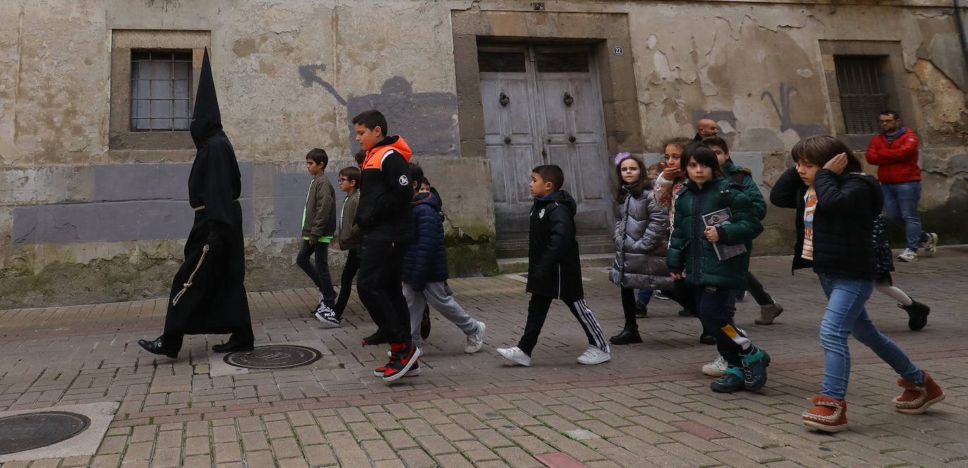 Salida del nazareno Lambrión Chupacandiles en Ponferrada