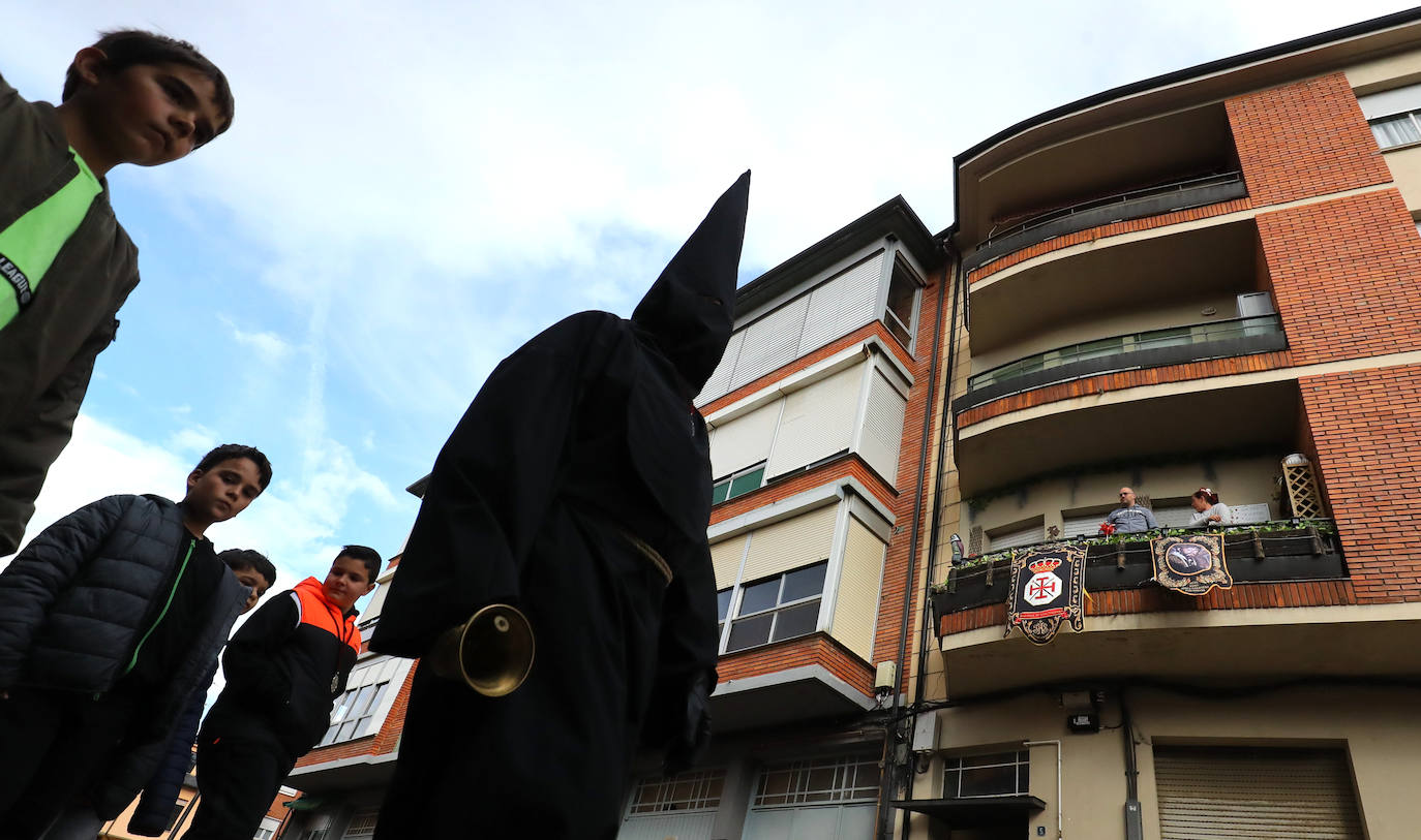 Salida del nazareno Lambrión Chupacandiles en Ponferrada