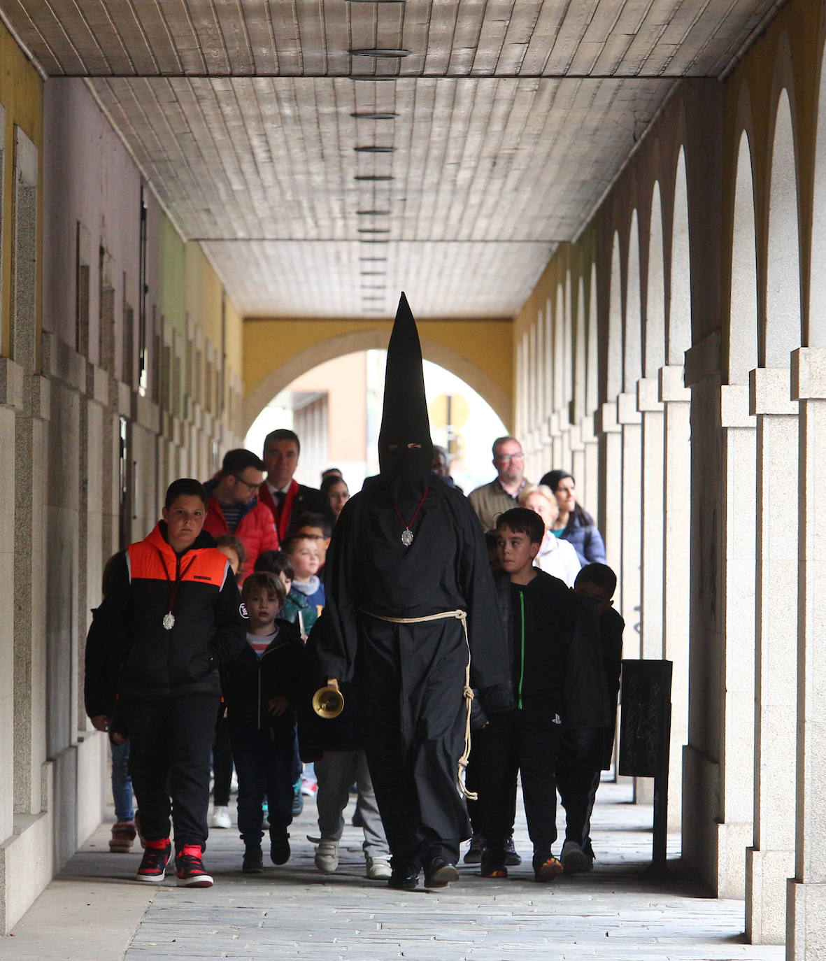 Salida del nazareno Lambrión Chupacandiles en Ponferrada