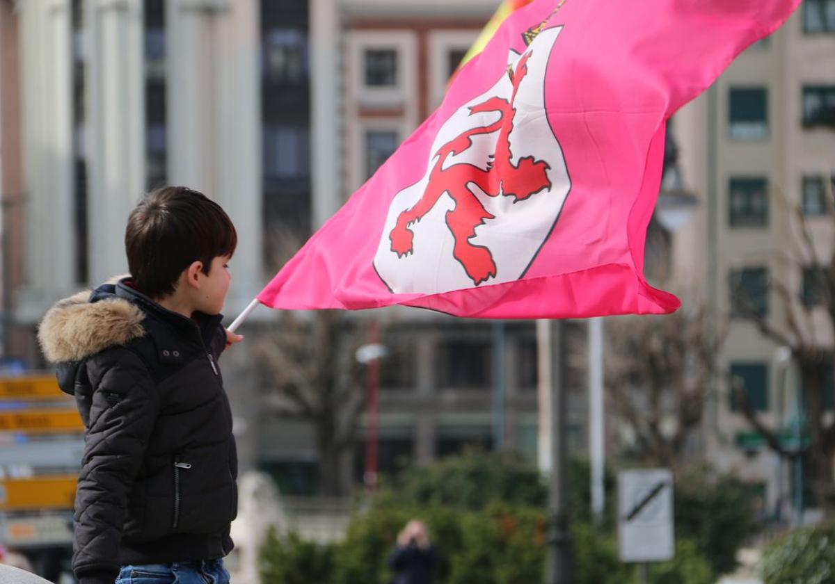 Niño con una bandera de León en la manifestación del 16 de febrero de 2020