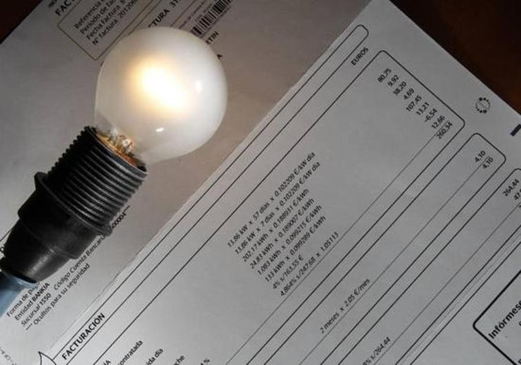 El precio de la luz bajará este domingo un 27%, hasta los 28,48 euros