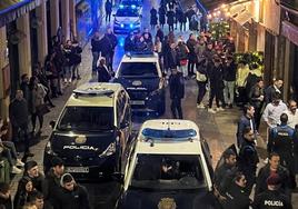 Concentración de coches y curiosos en la calle Varillas de León, tras la pelea.