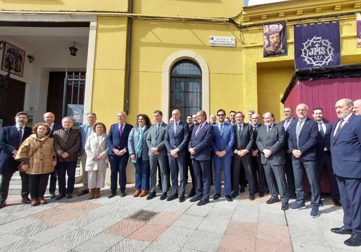 Foto de familia, tras la inauguración de la nueva placa.