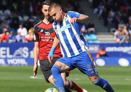 Amo porfía un balón con el delantero del Mirandés, Raúl García.