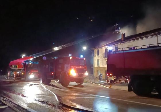 Efectivos del Servicio actuando en el fuego de las dos casas.