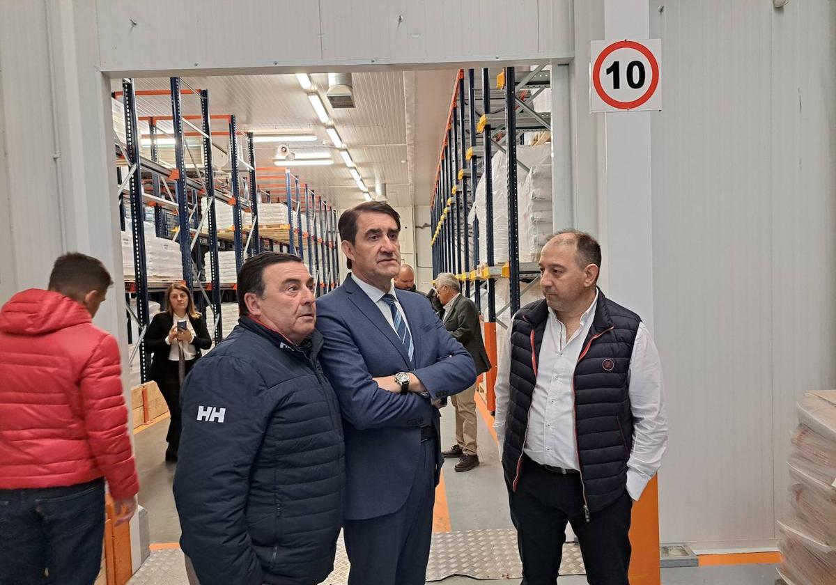 El consejero de Medio Ambiente, Vivienda y Ordenación del Territorio, Juan Carlos Suárez-Quiñones, y el el alcalde de Hospital, Enrique Busto, visitan la empresa 'Logística y Servicios Jáñez'.