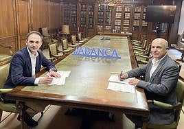 El coordinador de Abanca Agro en Castilla y León, Alfonso García, y el secretario general de Asaja León, José Antonio Turrado, durante la firma.