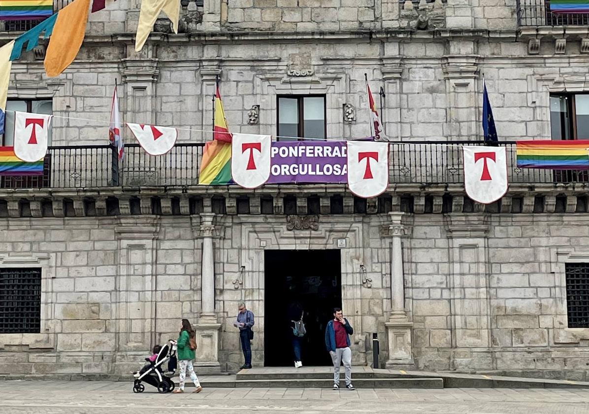 Pie de foto: La plaza del Ayuntamiento de Ponferrada, hace unos meses.