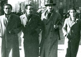 Una foto inédita de 1947, en León. En ella están los poetas Eugenio de Nora; Victoriano Crémer, Gabino Alejandro Carriedo y otro poeta de la revista Nubis.