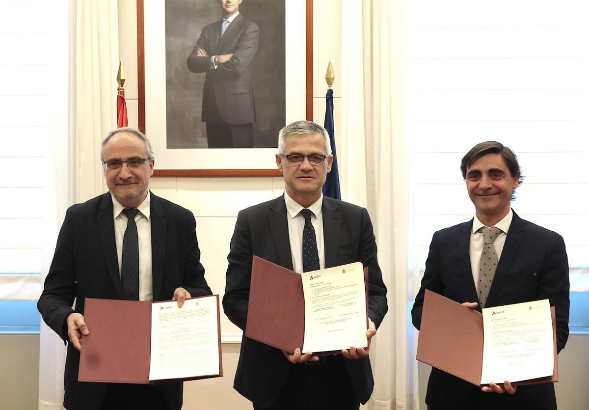 El secretario de Estado de Transportes, Movilidad y Agenda Urbana, David Lucas, firma un protocolo con el alcalde de Ponferrada, Olegario Ramón, y Adif para el desarrollo de un cargadero ferroviario en la plataforma logística intermodal de Ponferrada en el paraje de La Placa.