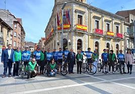 Ciclistas participantes en Reto Azul en La Bañeza.