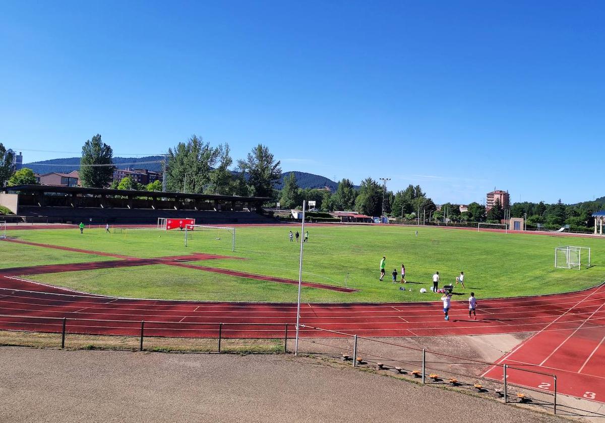 Imágenes de la pista de atletismo de La Robla.