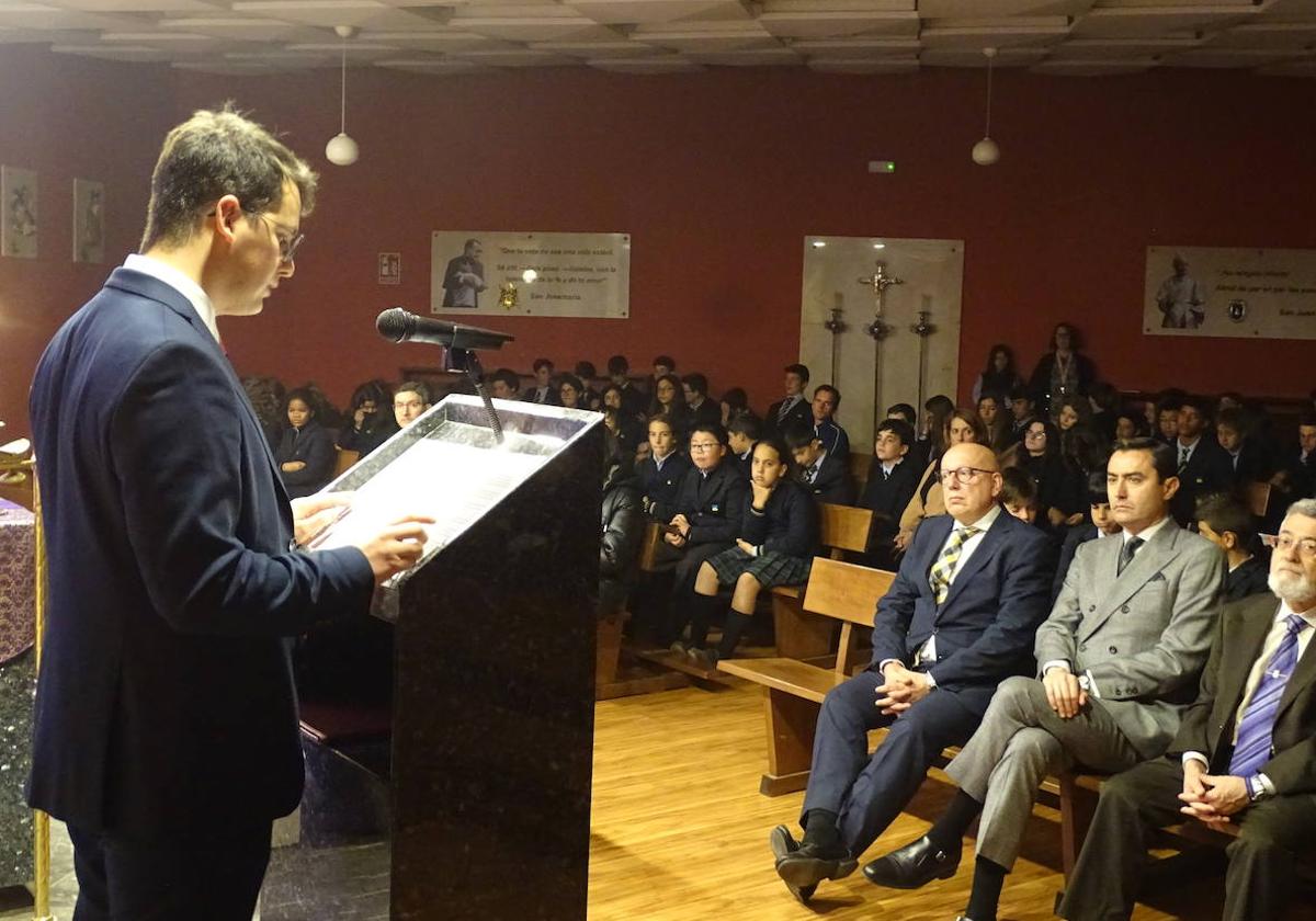 Víctor Moreno durante su pregón en el colegio Peñacorada.
