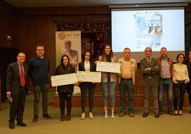 Las ganadoras del concurso recogen sus premios.