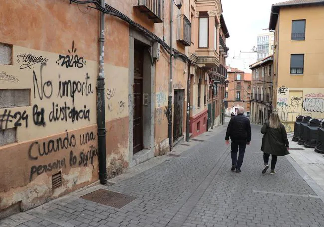 Los grafitis decoran la cuesta de los Castañones.