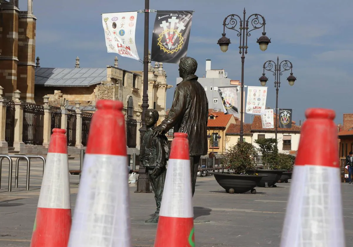 Las brigadas de mantenimiento de la ciudad tratan de reparar con urgencia los desconchados en el suelo del centro de León.