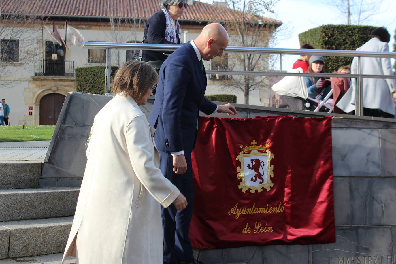 Descubrimiento de una placa en honor a Miguel Hernández