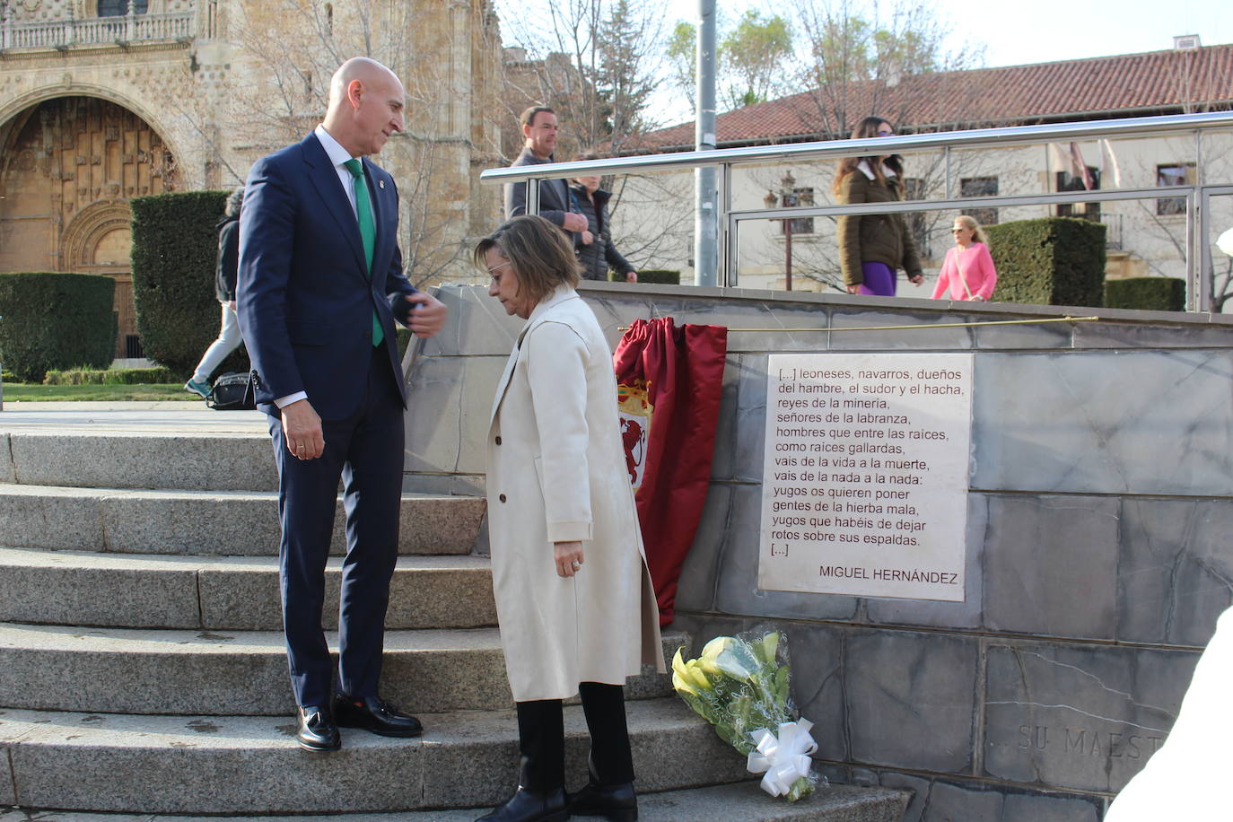 Descubrimiento de una placa en honor a Miguel Hernández
