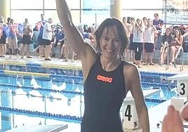 La nadadora leonesa celebra su triunfo en la prueba.