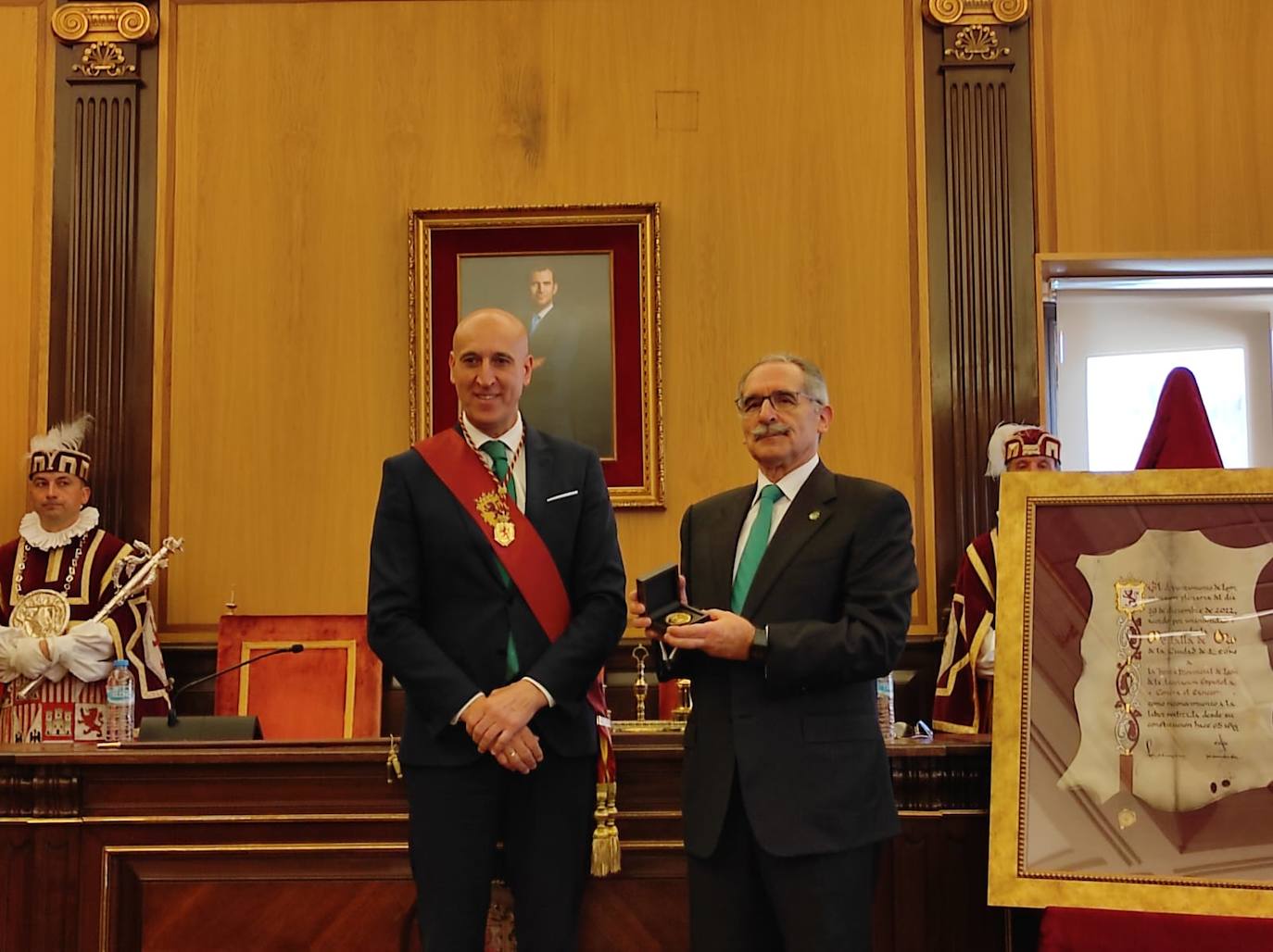 El Ayuntamiento de León entrega la medalla de oro a la AECC de León