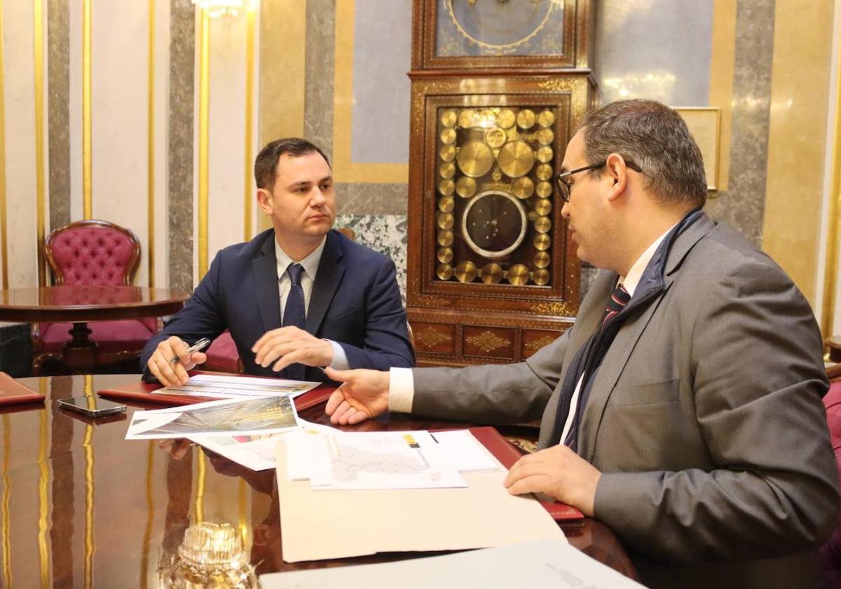 El secretario general del PSOE de León, Javier Alfonso Cendón, se reúne en el Congreso con el comisionado del Corredor Atlántico, José Antonio Sebastián Ruiz.