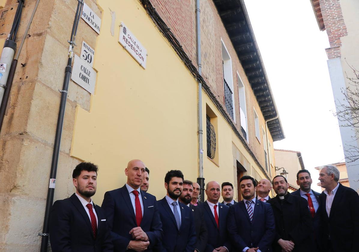 La inauguración de la calle de la Redención cierra el ciclo de nuevas placas para las cofradías leonesas.