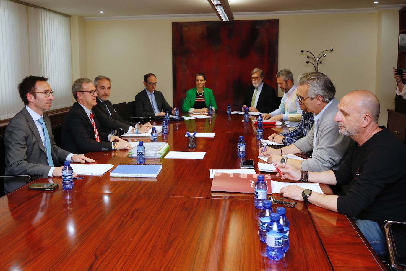 Reunión entre la consejería de Industria, Comercio y Empleo con patronal y sindicatos.