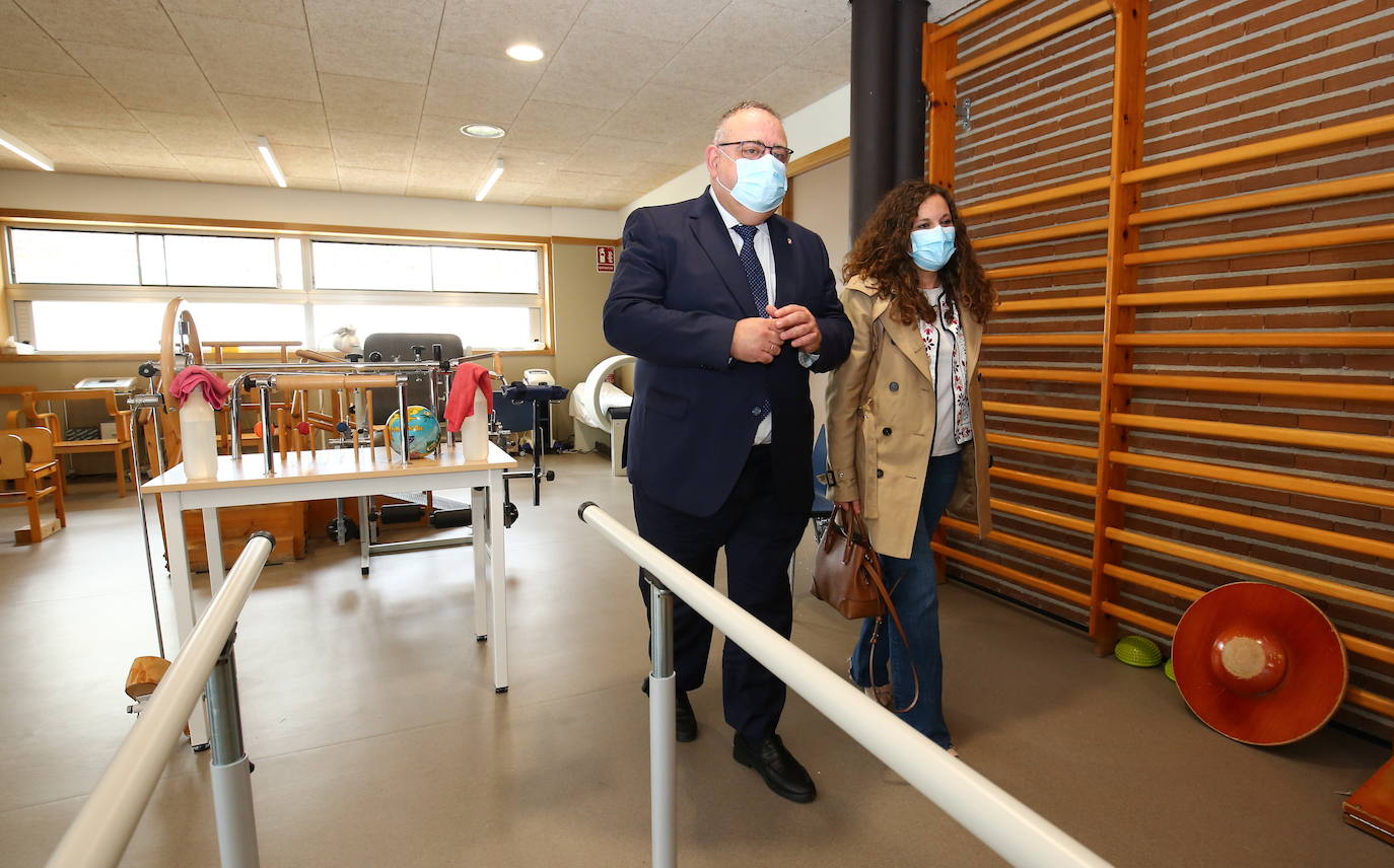 El consejero de Sanidad visita el Centro de Salud de Bembibre